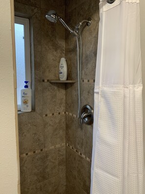 Dusche, Haartrockner, Handtücher, Seife
