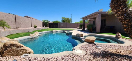 Cozy Spacious House, Pool Heater, Spa, Firepit