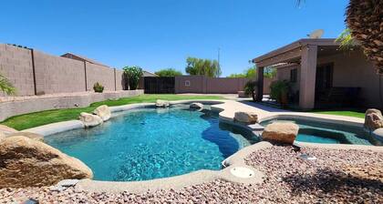 Cozy Spacious House, Pool Heater, Spa, Firepit