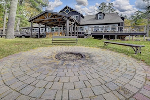 Outdoor dining - Amazing, sleeps 26, covered lakeside, bar, beach, Big St Germain Lake (Saint Germain)
