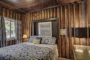 13 bedrooms, iron/ironing board, free WiFi, bed sheets - Amazing, sleeps 26, covered lakeside, bar, beach, Big St Germain Lake (Saint Germain)