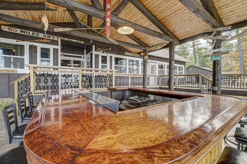 Amazing, sleeps 26, covered lakeside, bar, beach, Big St Germain Lake