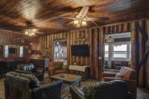 Smart TV, caminetto, lettore DVD, tavolo da calcetto