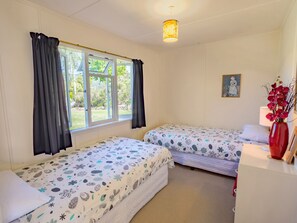 4 bedrooms, iron/ironing board, bed sheets