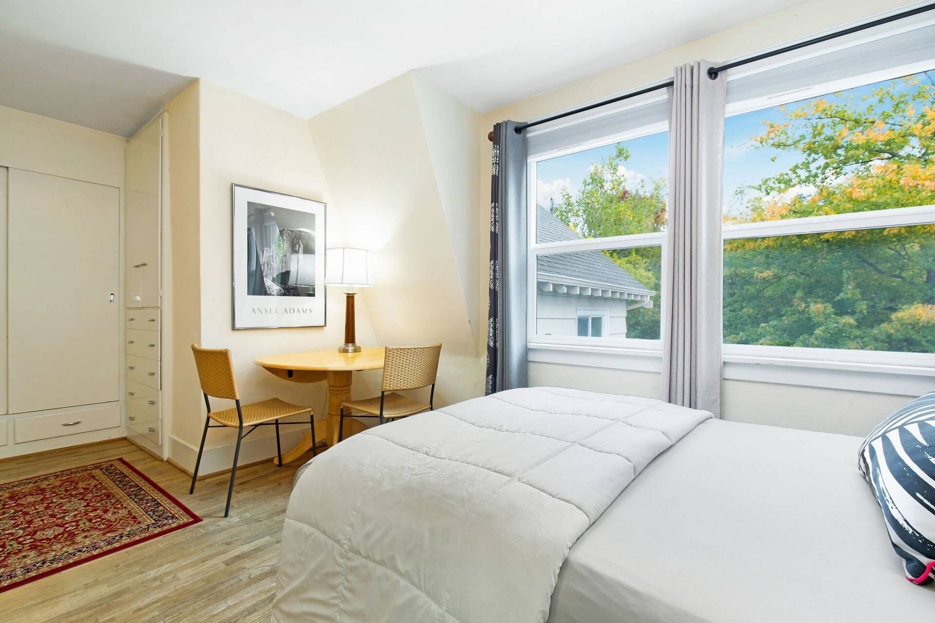 4 bedrooms, iron/ironing board, WiFi