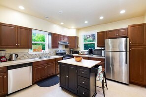 冷蔵庫、電子レンジ、食器洗い機、コーヒー / ティーメーカー