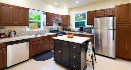 Minutes to Everything Seattle. NEW! Lower Mid-Week Rates
