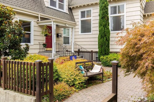 Minutes to Everything Seattle. NEW! Lower Mid-Week Rates