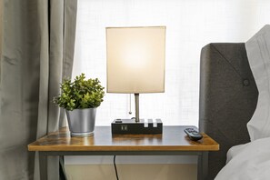 2 bedrooms, desk, blackout drapes, iron/ironing board - Work Here!! King Bed, 400+ Mbps WiFi, BYU (Provo)