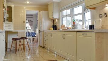 Lave-vaisselle, chaise haute, congélateur