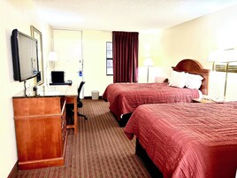 Escrivaninha, cortinas blackout, ferros/tábuas de passar roupa