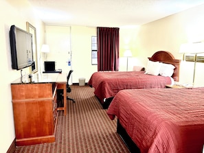 Schreibtisch, Verdunkelungsvorhänge, Bügeleisen/Bügelbrett