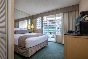 Iron/ironing board, WiFi - Aqua Aloha Surf Waikiki 700 | City Views – Pool & BBQ (Honolulu)