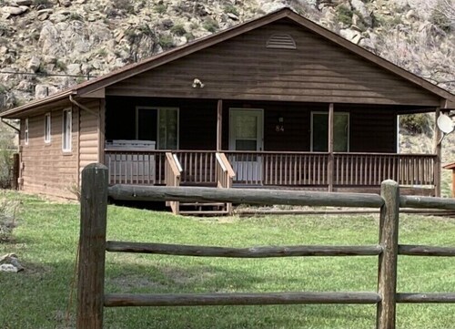 Thee perfect getaway to enjoy all that Colorado has to offer…..🏡🎣☀️🚣🏔🌲
