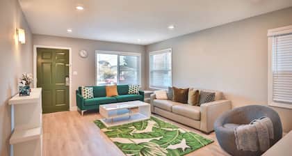 Tropical Modern Oasis With Fully Fenced Yard 22409