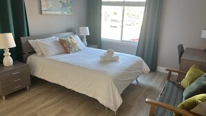 3 bedrooms, desk, iron/ironing board, travel crib - Tropical Modern Oasis With Fully Fenced Yard 22409 (Hayward)