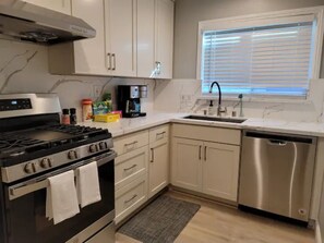 Microwave, oven, stovetop, dishwasher - Tropical Modern Resort for Your Perfect Vacation (Hayward)