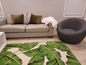 Smart TV - Tropical Modern Oasis With Fully Fenced Yard 22409 (Hayward)