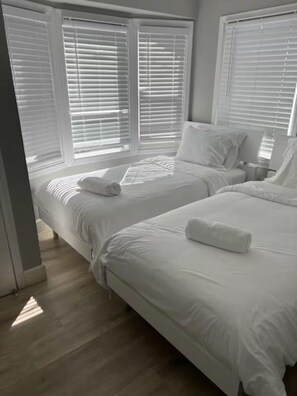 3 Schlafzimmer, Schreibtisch, Bügeleisen/Bügelbrett, Reisekinderbett