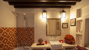 A bathroom with a shower, sink, and mirror. - Chambre Limoun (Marrakech)