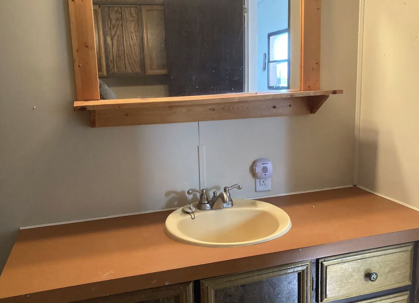 Combined shower/tub, hair dryer, towels, soap