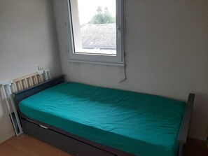 2 bedrooms, iron/ironing board, travel cot, free WiFi