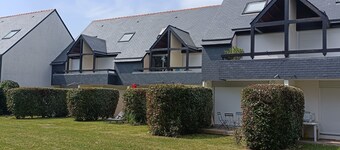 Duplex in quiet family residence -7 min beach