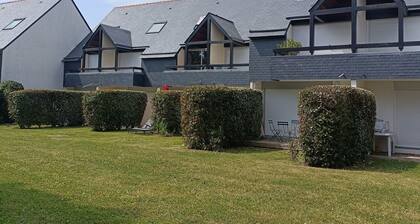 Duplex in quiet family residence -7 min beach