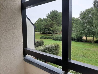 Duplex in quiet family residence -7 min beach