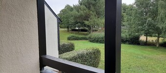 Duplex in quiet family residence -7 min beach