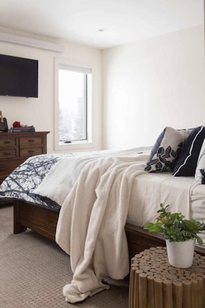 2 bedrooms, iron/ironing board, WiFi, bed sheets - Outpost: East Gill Four - right near Town Square! (Jackson)