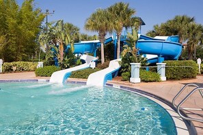 Una piscina cubierta, una piscina al aire libre