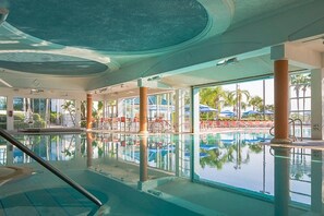 Una piscina cubierta, una piscina al aire libre
