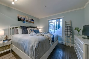 2 bedrooms, desk, iron/ironing board, travel crib