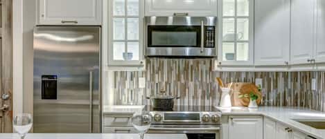 Réfrigérateur, four à micro-ondes, un four, surface de cuisson