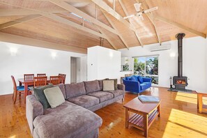 Fernseher, Kamin, Netflix, Tischfußball