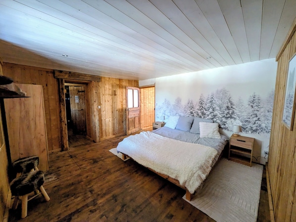 1 bedroom, travel crib, WiFi, bed sheets