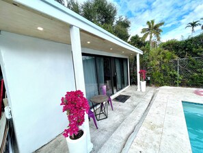 Outdoor pool - Ohhh-Our sweet little surprise #TinyPoolHouse #MiamiDesignDistrict (Miami)
