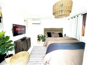 Iron/ironing board, WiFi, bed sheets - Ohhh-Our sweet little surprise #TinyPoolHouse #MiamiDesignDistrict (Miami)