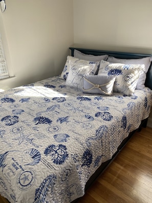 2 quartos, ferros/tábuas de passar roupa, berço de viagem