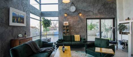 Smart-TV, Kamin, Videospiele, DVD-Player