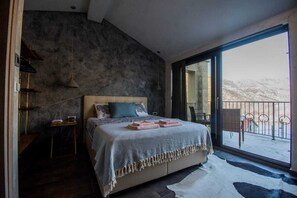3 bedrooms, in-room safe, iron/ironing board, free WiFi