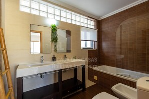 Baignoire, sèche-cheveux, serviettes fournies