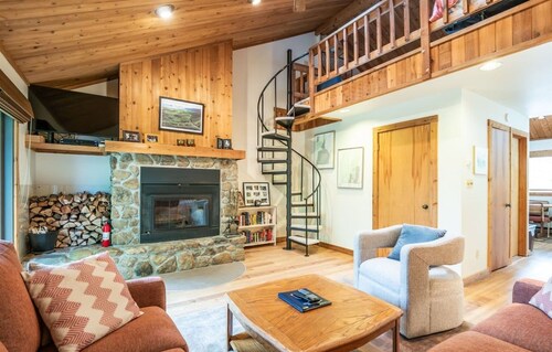 Walk-to-Slope Condo at Timberline Mountain - NW F7