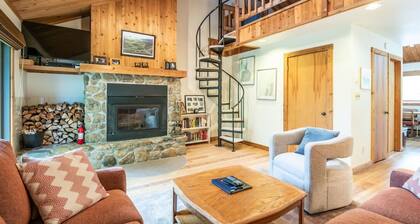 Walk-to-Slope Condo at Timberline Mountain - NW F7