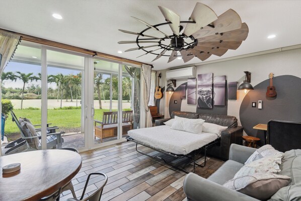 1 camera, una scrivania, ferro/asse da stiro, culla da viaggio