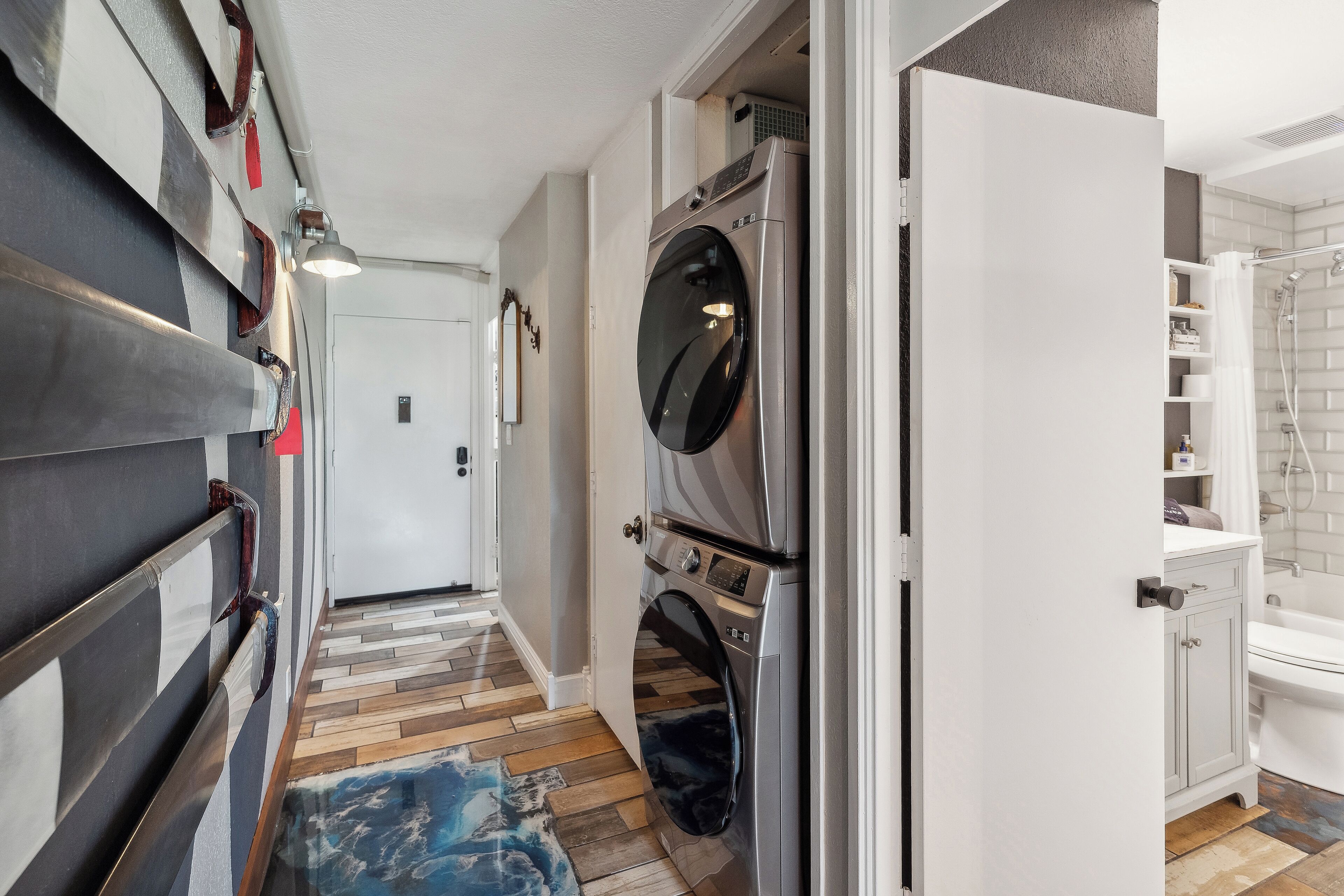 Douche, sèche-cheveux, serviettes fournies, savon