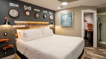 1 habitación, escritorio, tabla de planchar con plancha y cuna de viaje