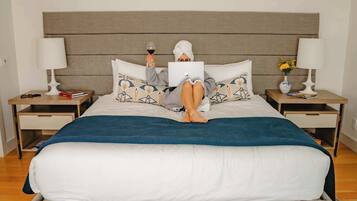 1 slaapkamer, een bureau, een strijkplank/strijkijzer, reisbedje