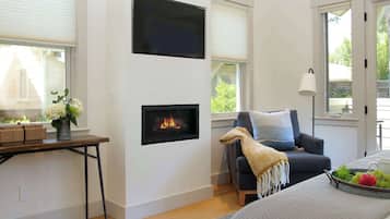 Tabla de planchar con plancha, cuna de viaje, wifi y ropa de cama